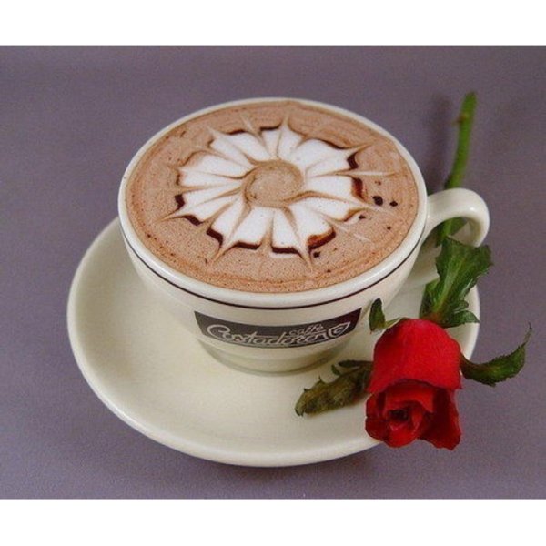 Чашка кофе и цветы