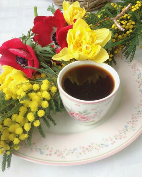 Пожелания доброго утра с чаем и розами.