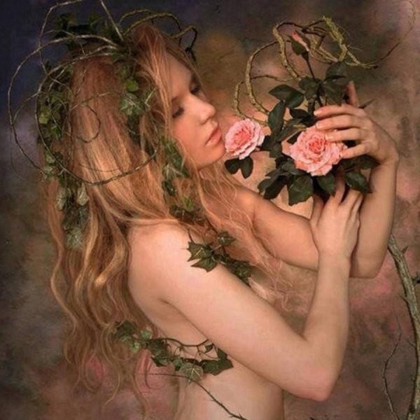 Женщина с подснежниками