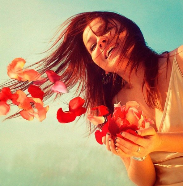 Девушка в венке из полевых цветов