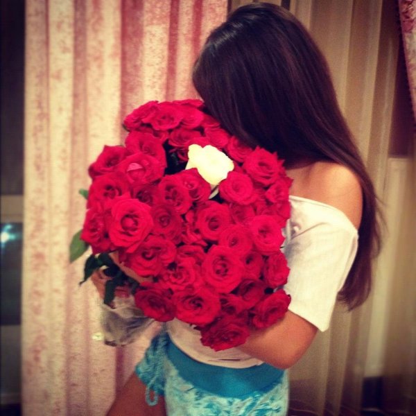 Букет в руках у девушки