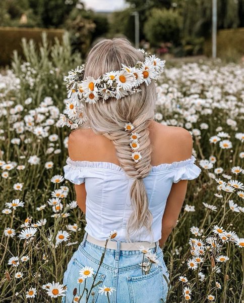 Девушка с цветами в волосах