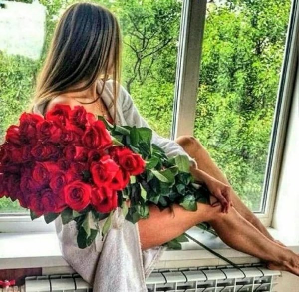 Девушка с цветами без лица