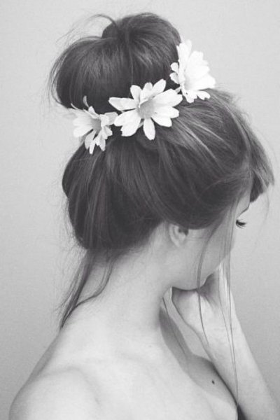 Брюнетка с цветами со спины