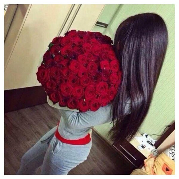 Девушка брюнетка с каре со спины с цветами