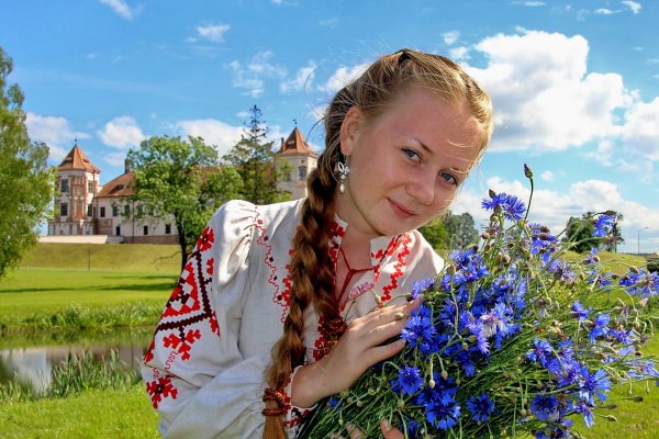Девушка с васильками