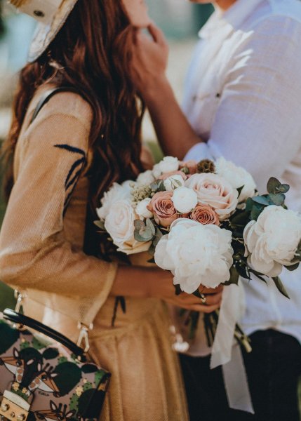 Парочка с цветами