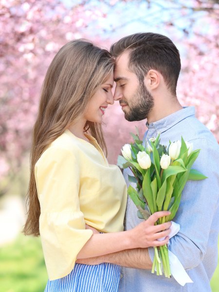 Мужчина и женщина цветы