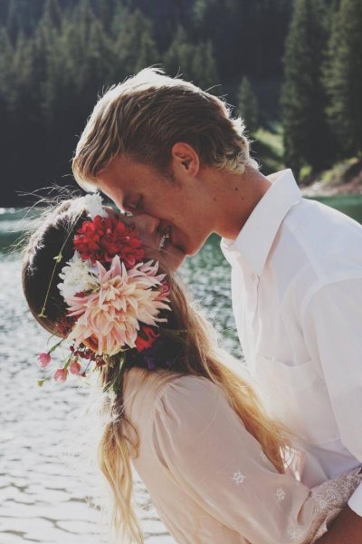 Парень дарит девушке цветы