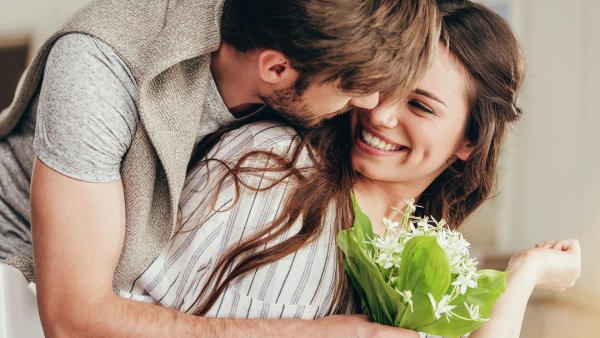 Парень дарит девушке белые розы