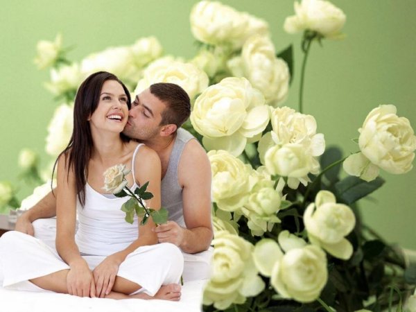 Влюбленные в весеннем саду