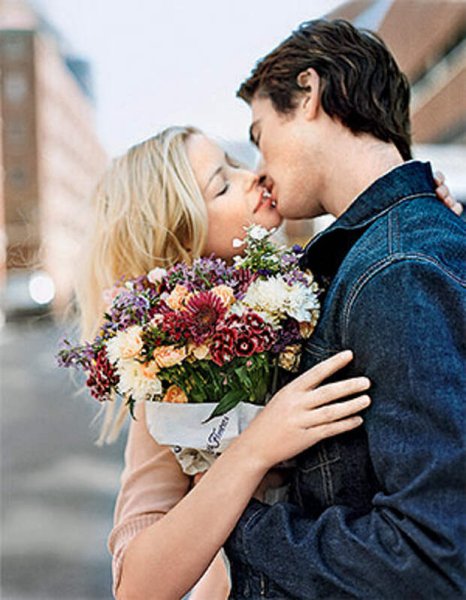 Парень и девушка с цветами