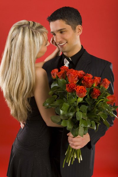 Девушке дарят цветы