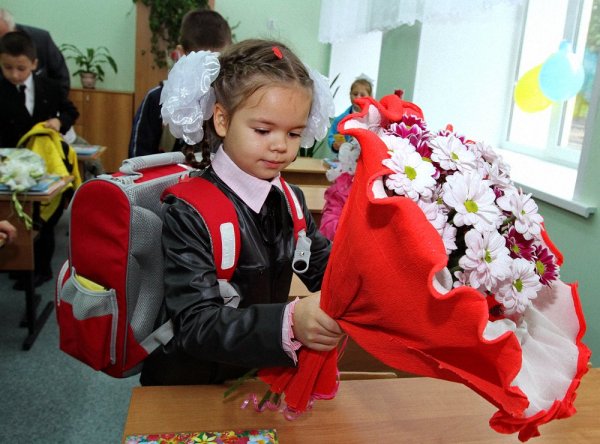 Первоклассник с цветами