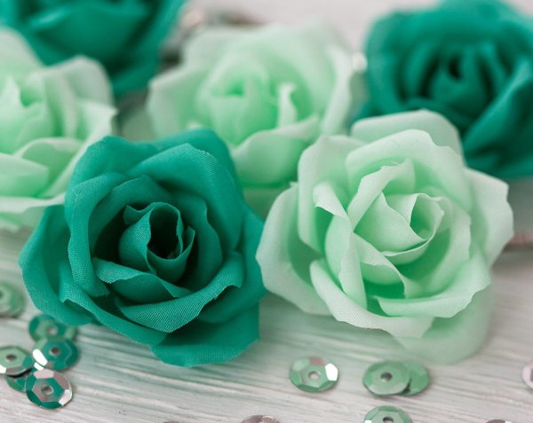 Цветы мятного цвета