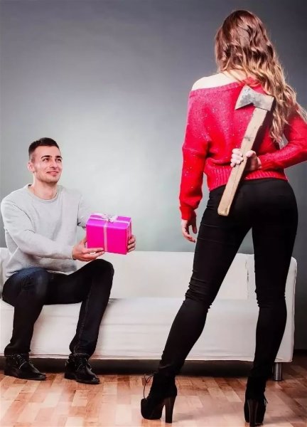 Девушка с топором за спиной