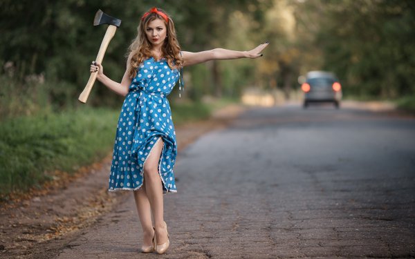 Девушка с топором