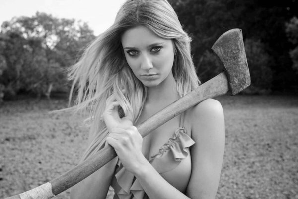 Мультяшная девочка с топором