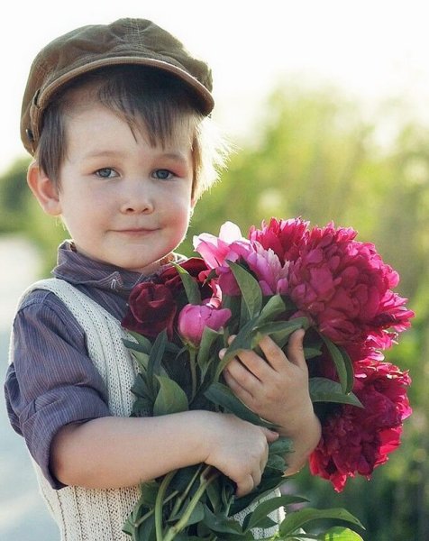 Маленький мальчик с цветами