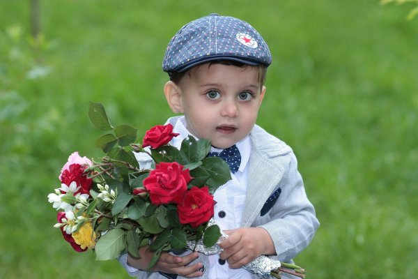 Сын дарит маме цветы