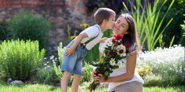 Дети с цветами