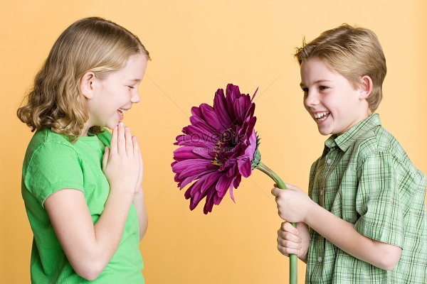 Ребенок дарит цветы маме