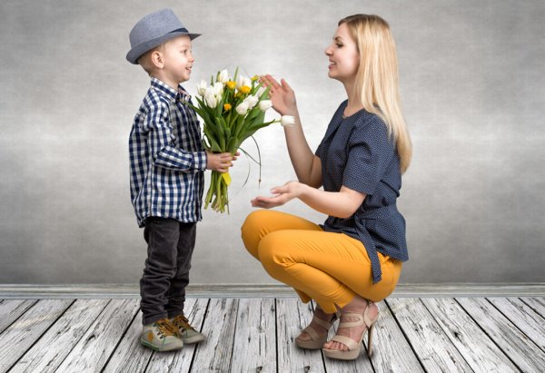 Мальчик с тюльпанами