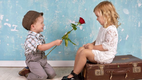 Мальчик с цветком