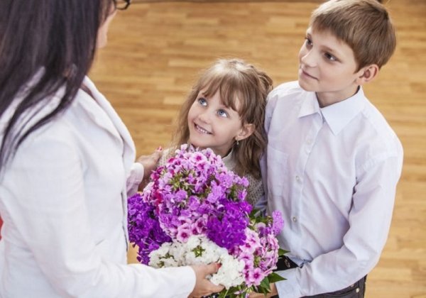 Мальчик и девочка с цветами