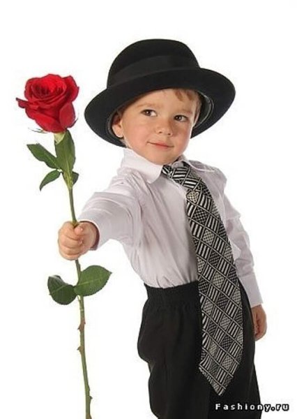 Мальчик с цветочком