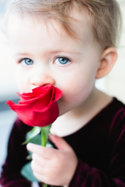 Мальчик с цветком в руке