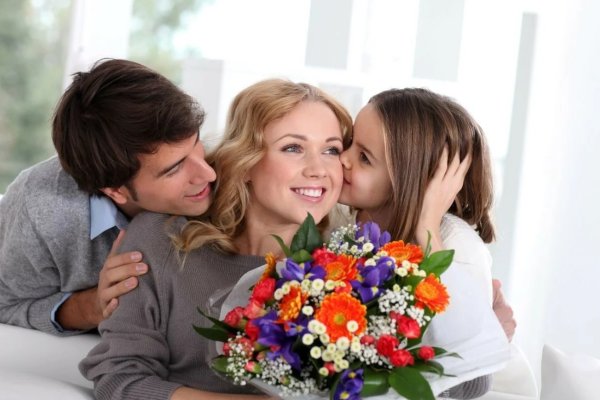 Девочка дарит цветы