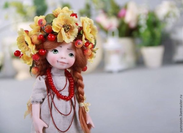 Текстильная кукла в венке