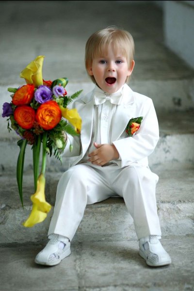 Мальчик дарит девочке цветы