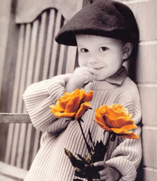 Мальчик дарит девочке цветы