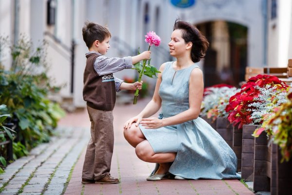 Мальчик с цветком