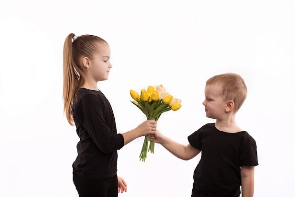 Мальчик с цветами