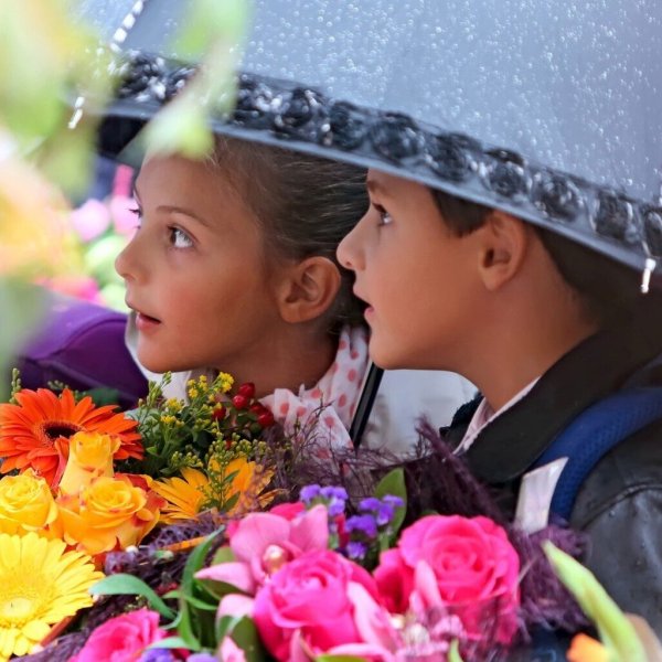 Мальчик и девочка с цветами