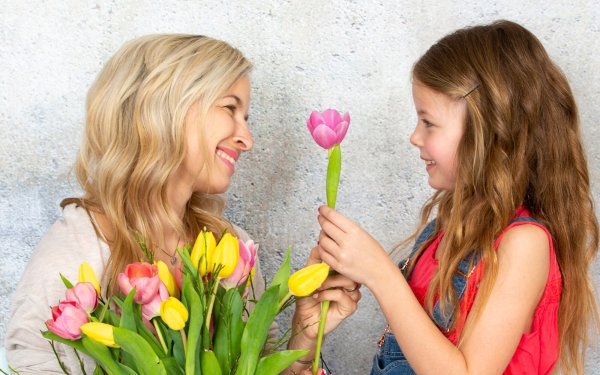 Мальчики Дарите девочкам цветы