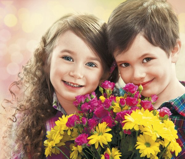 Мальчик дарит девочке цветы