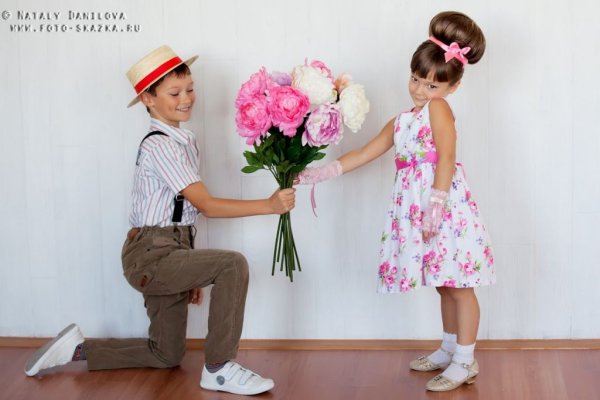 Смешные дети с цветами