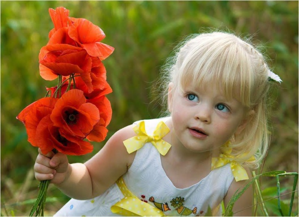 Мужчина дарит цветы