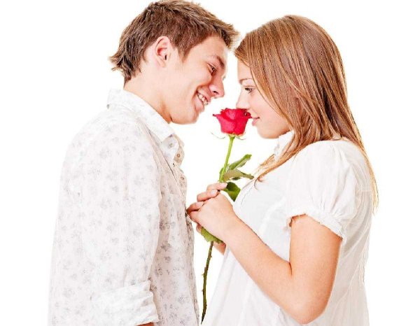 Мальчик дарит девочке цветы