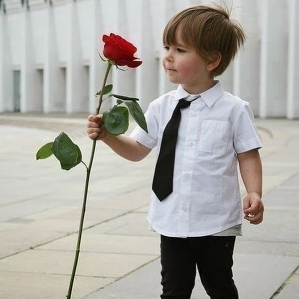 Маленькая девочка с цветами