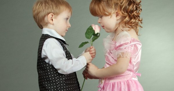 Ребенок дарит цветы маме