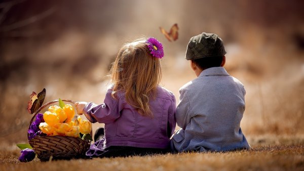 Девочка дарит цветы