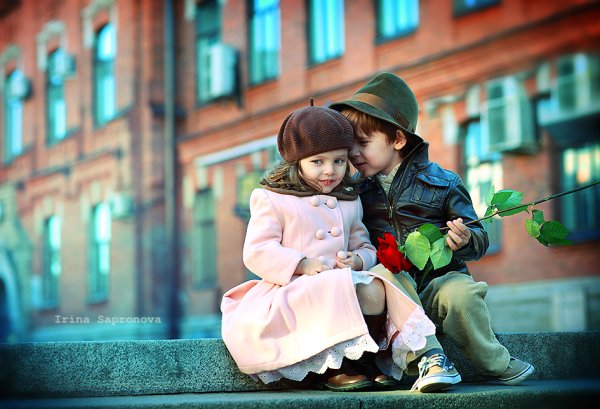 Дети дарят цветы