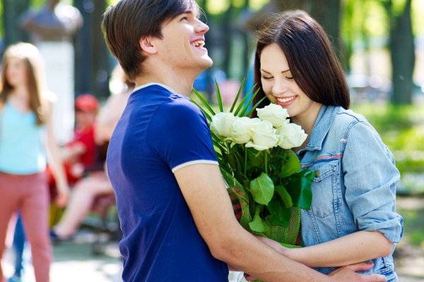 Дети дарят цветы