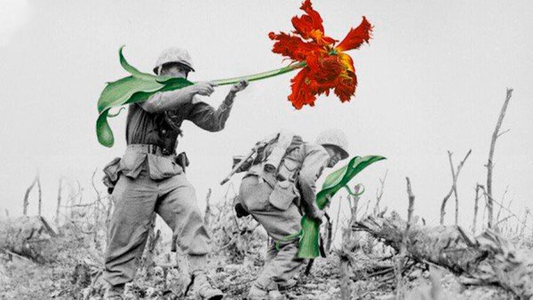 Современный солдат с цветами