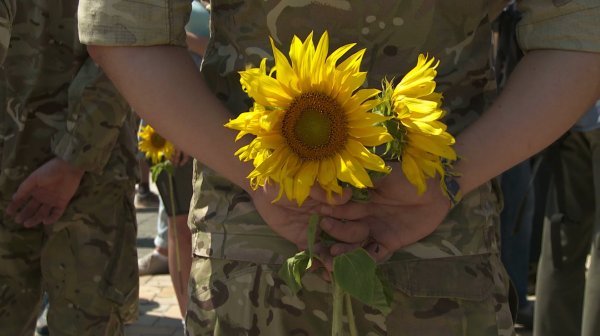 Солдат с цветком